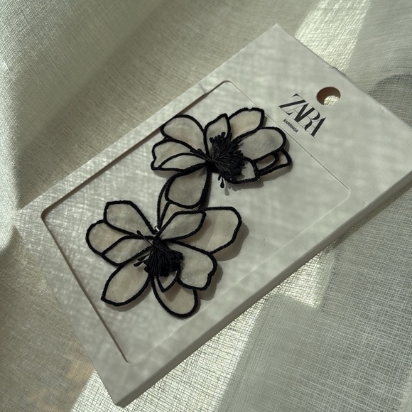 Zara Flower Fabric Earrings And Chocker Necklace‎ Set - Picture 4 of 17